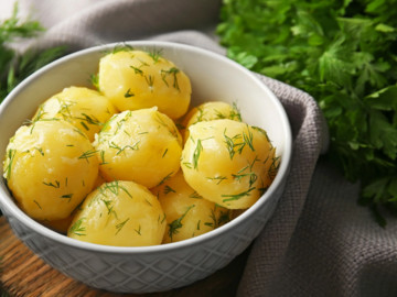 Картофель отварнойс маслом и зеленью